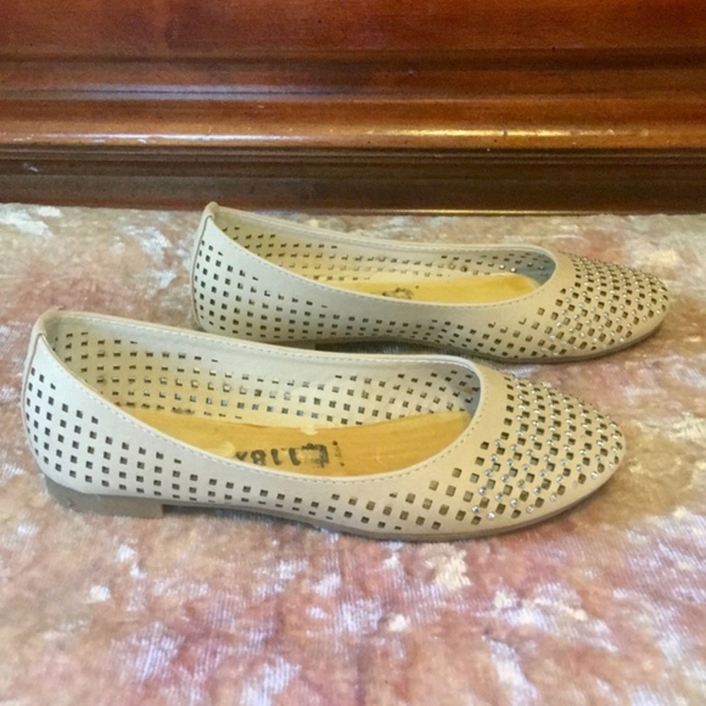BELLA MARIE “Dana 1K” Tan Studded Flats NWB 1